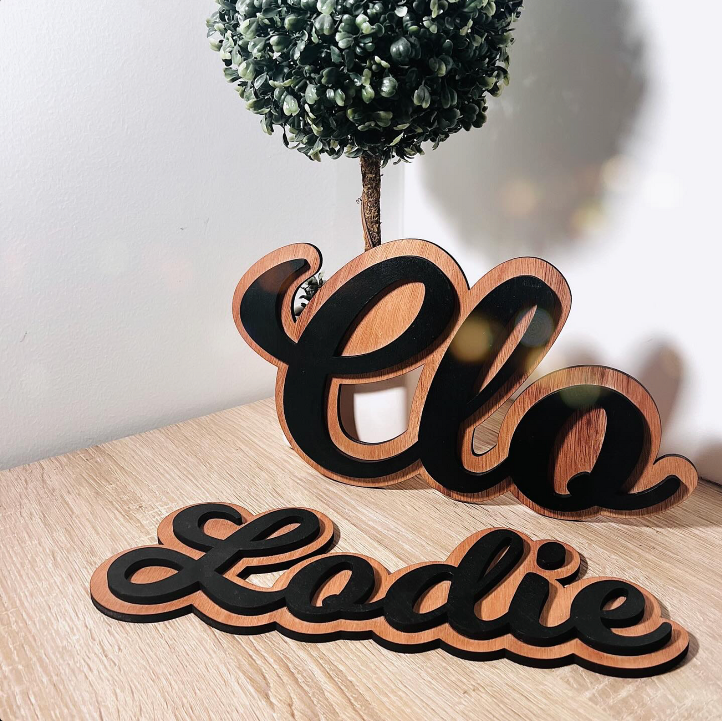 Prénoms en relief sur bois