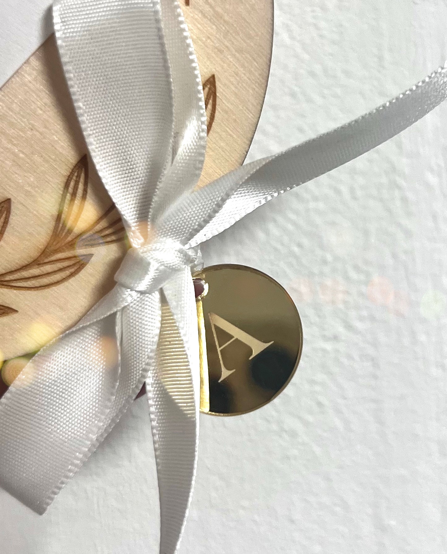 Porte bracelet de naissance et son médaillon doré avec initiale